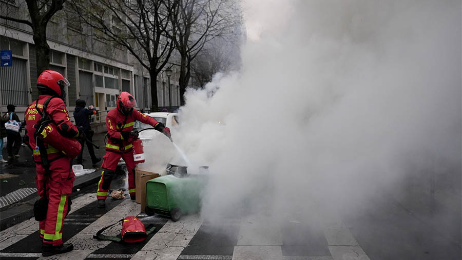 Rencana penerapan reformasi pensiun akan diterapkan oleh Macron pada bulan September. (Nathan Laine/Bloomberg)