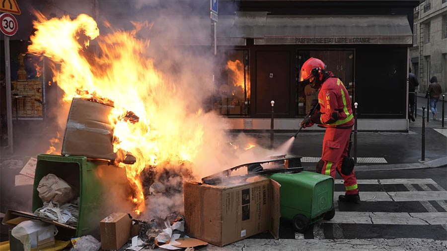 Aksi bakar tempat sampah itu dilakukan menyusul keputusan untuk menaikkan usia pensiun oleh Dewan Konstitusi Prancis. (Nathan Laine/Bloomberg)