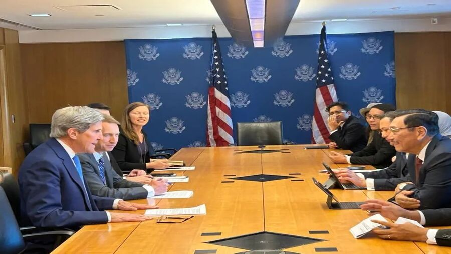 Pertemuan Luhut dan John Kerry dalam kunjungannya ke Amerika Serikat, Jumat (14/4/2023)./ dok. Instagram Luhut B. Pandjaitan