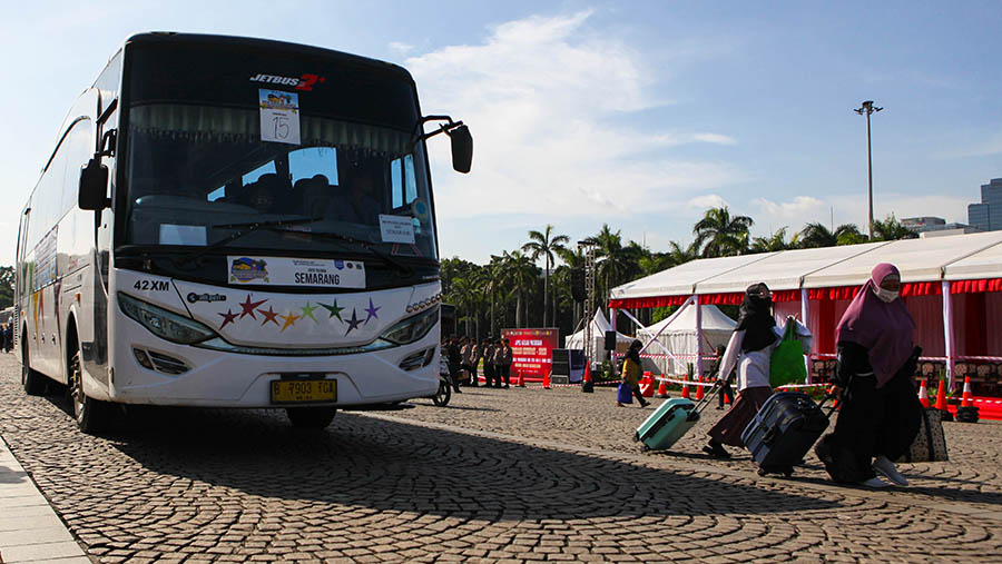 Para warga tersebut mengikuti program mudik gratis dari Pemprov DKI Jakarta. (Bloomberg Technoz/ Andrean Kristianto)