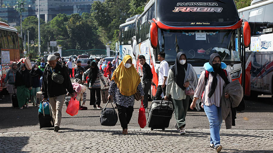 Peserta mudik gratis Pemprov DKI Jakarta di Monas, Jakarta, Senin (17/4/2023). (Bloomberg Technoz/ Andrean Kristianto)
