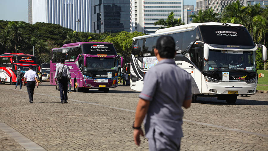 Untuk memastikan keselamatan penumpang, para supir bus dilakukan pengecekan kesehatan. (Bloomberg Technoz/ Andrean Kristianto)