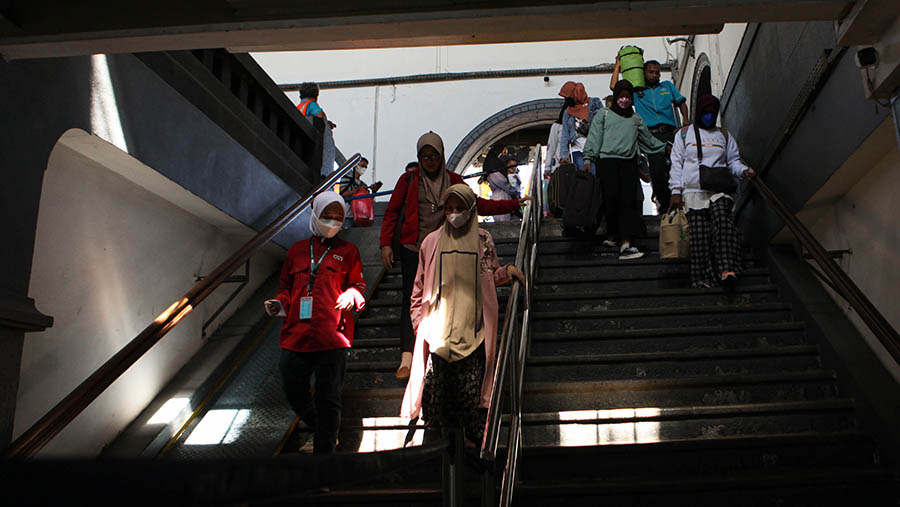 Suasana penumpang kereta api jarak jauh saat arus mudik di Stasiun Pasar Senen, Jakarta, Senin (17/4/2023). (Bloomberg Technoz/ Andrean Kristianto)