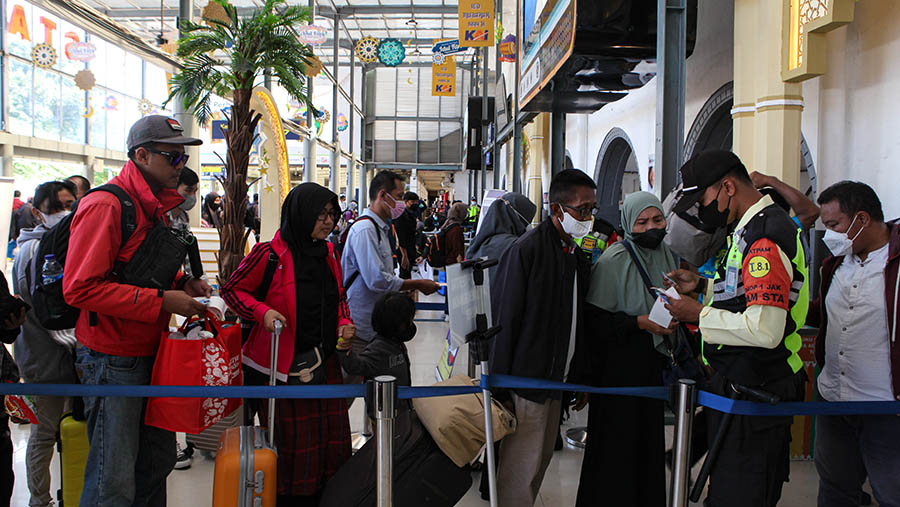 Penumpang mengantre untuk melakukan pemeriksaan tiket di Stasiun Pasar Senen, Jakarta, Senin (17/4/2023). (Bloomberg Technoz/ Andrean Kristianto)