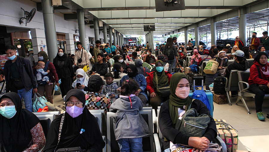 Suasana penumpang kereta api jarak jauh saat arus mudik di Stasiun Pasar Senen, Jakarta, Senin (17/4/2023). (Bloomberg Technoz/ Andrean Kristianto)