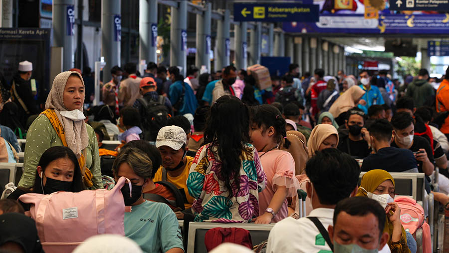 Suasana penumpang kereta api jarak jauh saat arus mudik di Stasiun Pasar Senen, Jakarta, Senin (17/4/2023). (Bloomberg Technoz/ Andrean Kristianto)