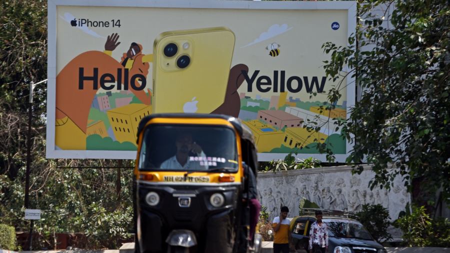 Papan iklan produk iPhone milik Apple di India. (Dok Bloomberg)