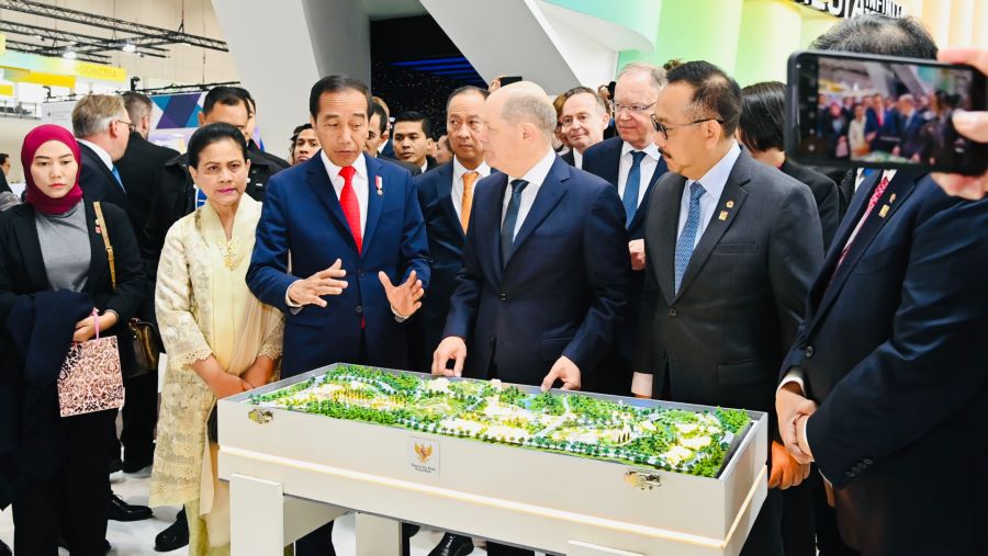 Presiden Jokowi dan Kanselir Jerman Olaf Scholz saat melihat pameran proyek Ibu Kota Nusantara atau IKN. (Dok Setpres RI)