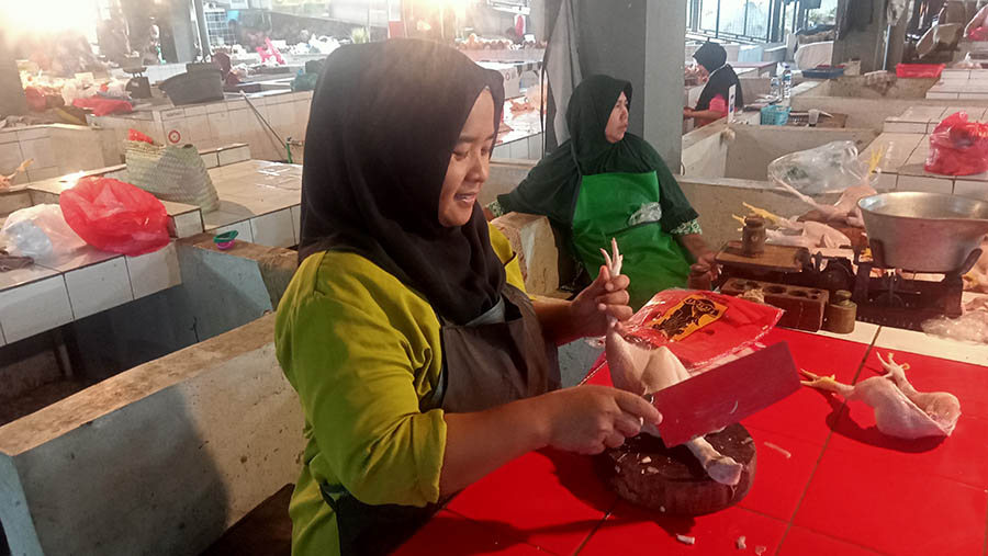 Jaenab (42) Pedagang daging Ayam di Pasar Ciputat, Tangerang Selatan, Selasa (18/4/2023). (Bloomberg Technoz/ Sultan Ibnu Affan)