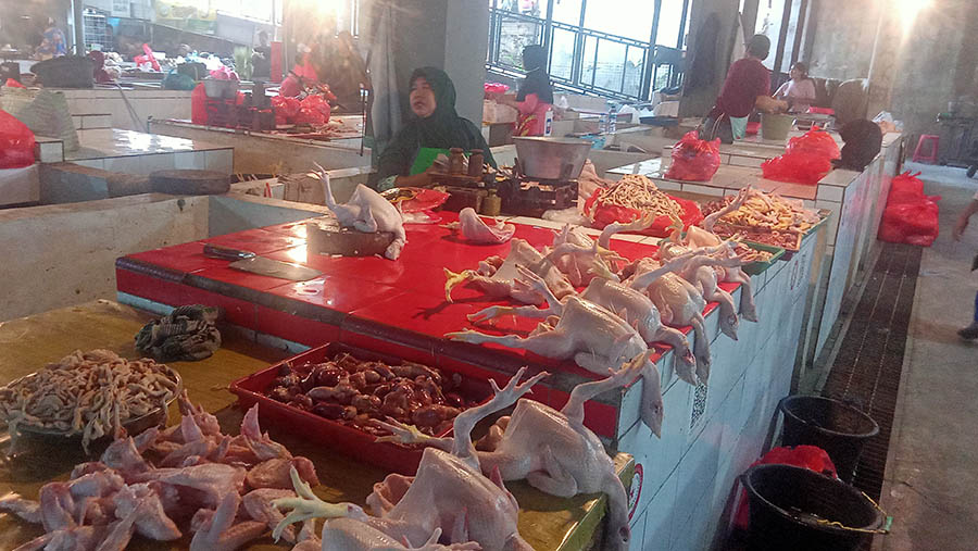 Pedagang daging Ayam di Pasar Ciputat, Tangerang Selatan, Selasa (18/4/2023). (Bloomberg Technoz/ Sultan Ibnu Affan)
