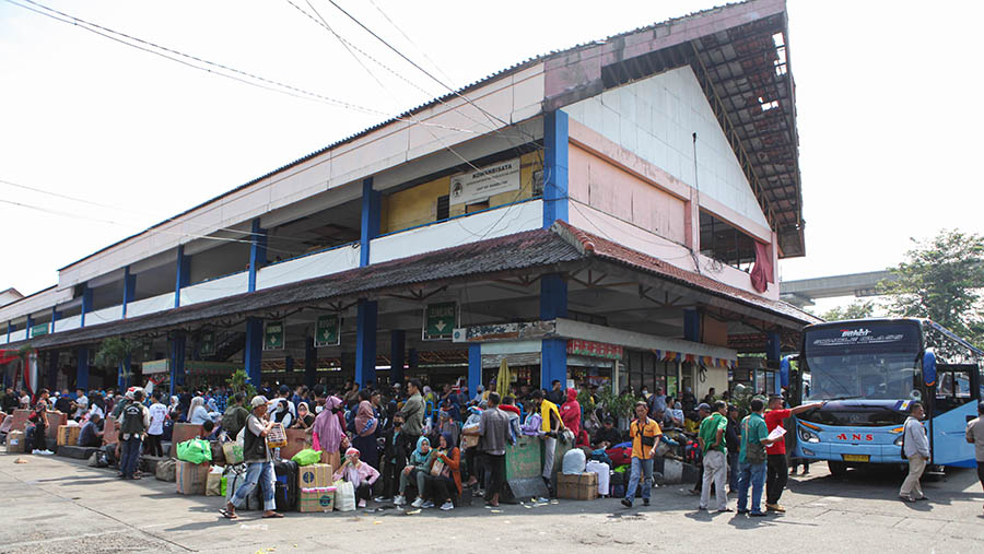 Pantau pada pukul 10.00 wib, pemudik tujuan Sumatera ramai menunggu diberangkatkan. (Bloomberg Technoz/ Andrean Kristianto)