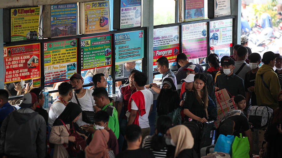 Suasana penumpang bus AKAP di Terminal Kampung Rambutan, Jakarta, Selasa (18/4/2023). (Bloomberg Technoz/ Andrean Kristianto)