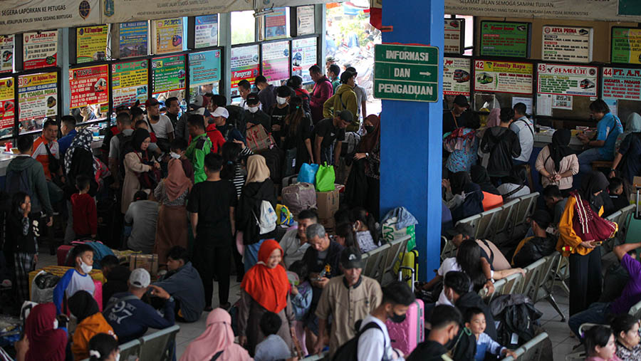 Penumpang jurusan Sumatera memadati ruang tunggu bus di Terminal Kampung Rambutan, Jakarta, Selasa (18/4/2023) (Bloomberg Technoz/ Andrean Kristianto)