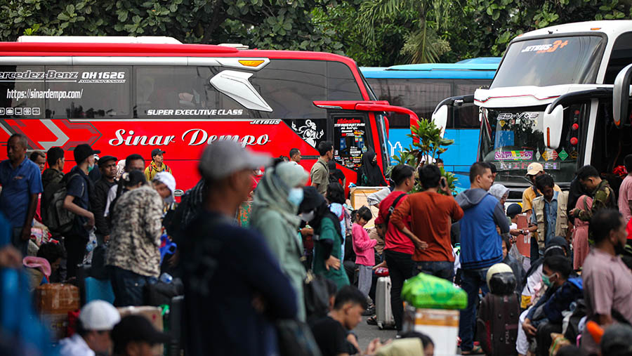 H-4 jelang hari raya IdulFitri penumpang bus mengalami peningkatan. (Bloomberg Technoz/ Andrean Kristianto)