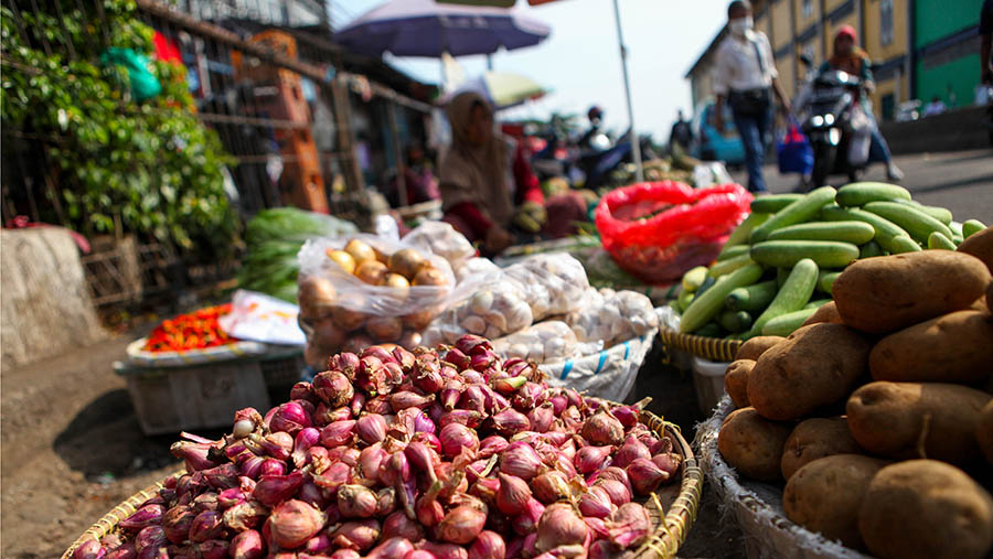 Bawang merah ditawarkan kepada pembeli di Pasar Minggu, Jakarta, Selasa (18/4/2023). (Bloomberg Technoz/ Andrean Kristianto)