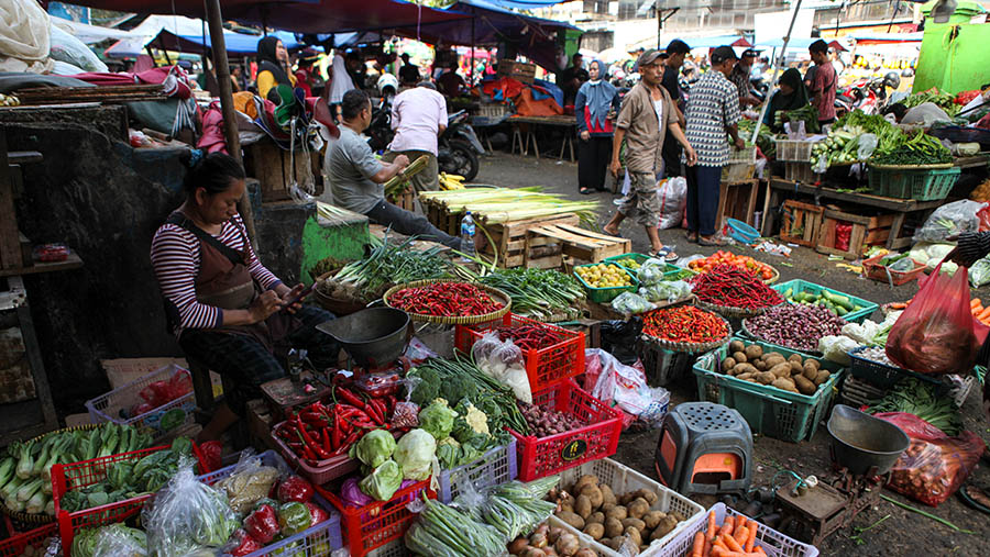 Suasana penjualan sayur dan cabai di Pasar Minggu, Jakarta, Selasa (18/4/2023). (Bloomberg Technoz/ Andrean Kristianto)