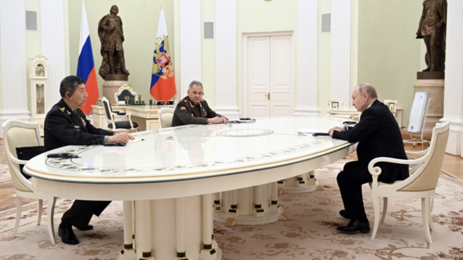 Pertemuan Putin dan Menhan China (Sumber: Bloomberg)