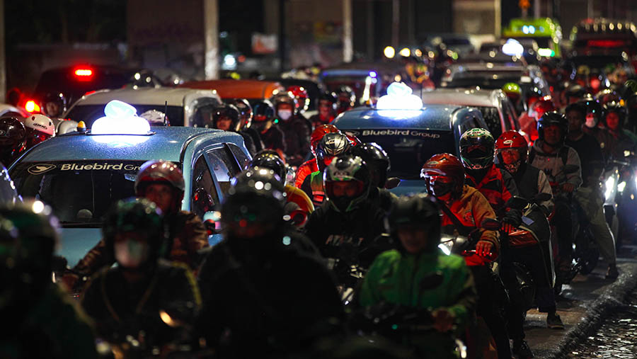 Ilustrasi kemacetan di Jakarta. Pemerintah belum akan menaikkan pajak motor kendaraan dalam waktu dekat. (Bloomberg Technoz/ Andrean Kristianto)