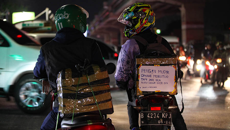 Pemudik sepeda motor melintas di kawasan Raya Kalimalang, Bekasi, Jawa Barat, Selasa Malam (18/4/2023). (Bloomberg Technoz/ Andrean Kristianto)

