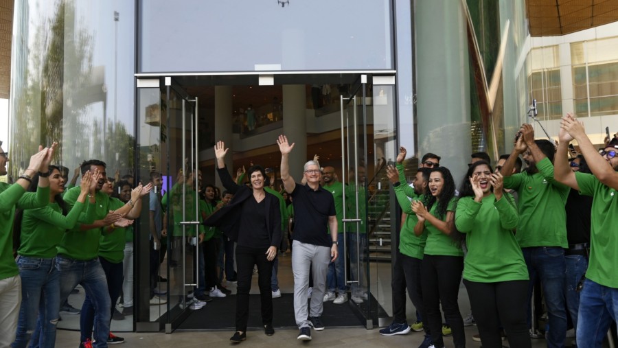 Tim Cook meresmikan gerai ritel pertama Apple di Mumbai India (Indranil Aditya/Bloomberg)
