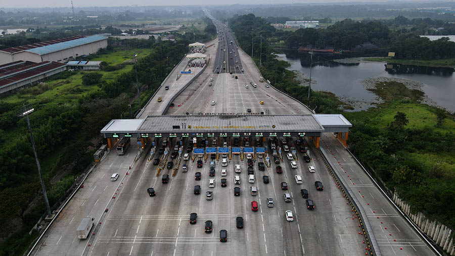 Mobil mengantre di Gerbang Tol Cikampek Utama, Jawa Barat, Rabu (19/4/2023). (Bloomberg Technoz/ Andrean Kristianto)