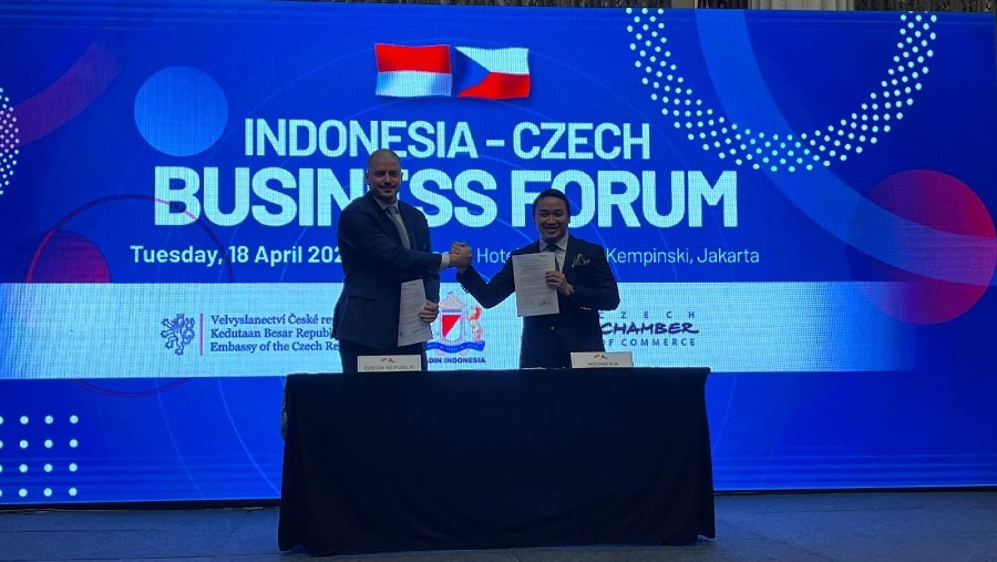 Perwakilan Czechoslovak Group dan Republikorp Indonesia menandatangani kesepakatan pengembangan ADS-400. (Dok. Republikorp Indonesia)