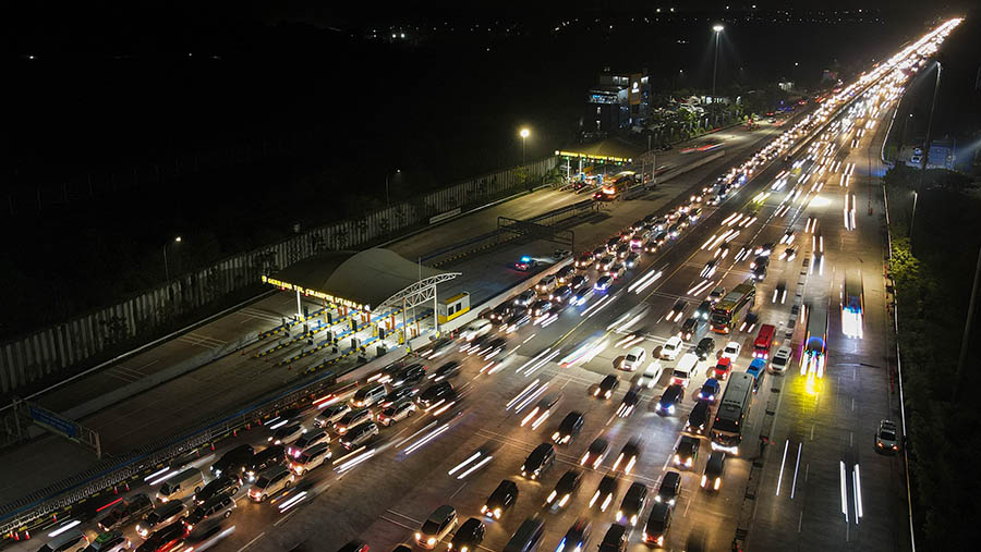 Total volume lalu lintas yang meninggalkan wilayah Jabotabek ini meningkat 34,17%, jika dibandingkan normal. (Bloomberg Technoz/ Andrean Kristianto)
