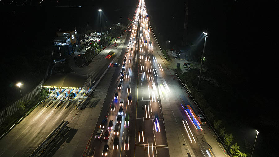 Sistem lalu lintas arah berlawanan atau contraflow diberlakukan unttuk mengurangi kepadatan. (Bloomberg Technoz/ Andrean Kristianto)