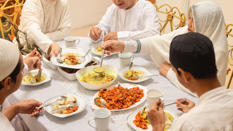Ilustrasi kumpul keluarga saat lebaran / 2