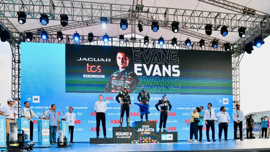 Presiden Joko Widodo memberikan piala kepada pembalap yang memenangkan Jakarta E-prix 2022. (Dok. Sekretariat Presiden)