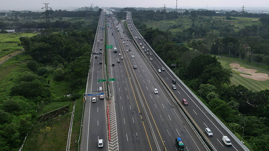 Suasana lalu lintas Jalan Tol Jakarta - Cikampek, KM 46, Karawang, Jawa Barat, Kamis (20/4/2023). (Bloomberg Technoz/ Andrean Kristianto)