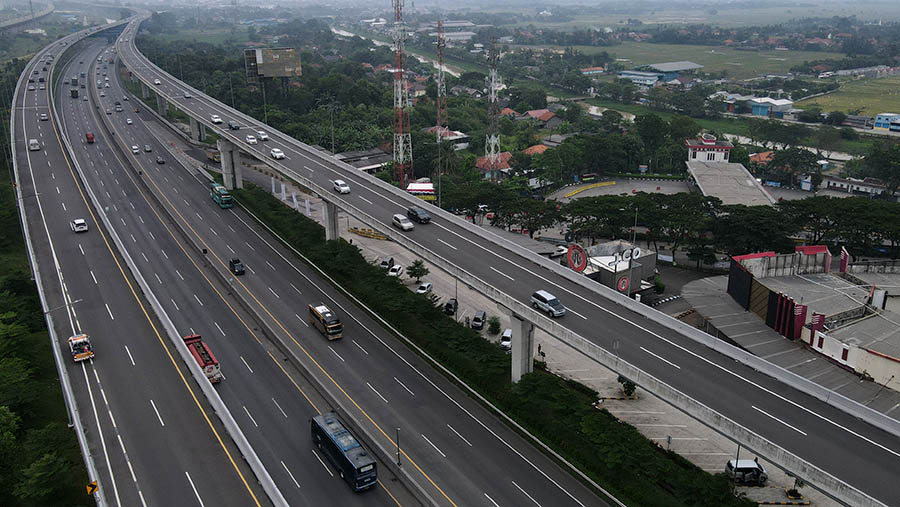 Suasana lalu lintas Jalan Tol Layang MBZ KM 39, Jalan Tol Jakarta - Cikampek, Jawa Barat, Kamis (20/4/2023). (Bloomberg Technoz/ Andrean Kristianto)