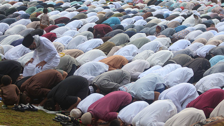 Umat muslim Muhammadiyah melaksanakan Salat IdulFitri di Lapangan Bola Rempoa, Tangsel, Jumat (21/4/2023). (Bloomberg Technoz/ Andrean Kristianto)