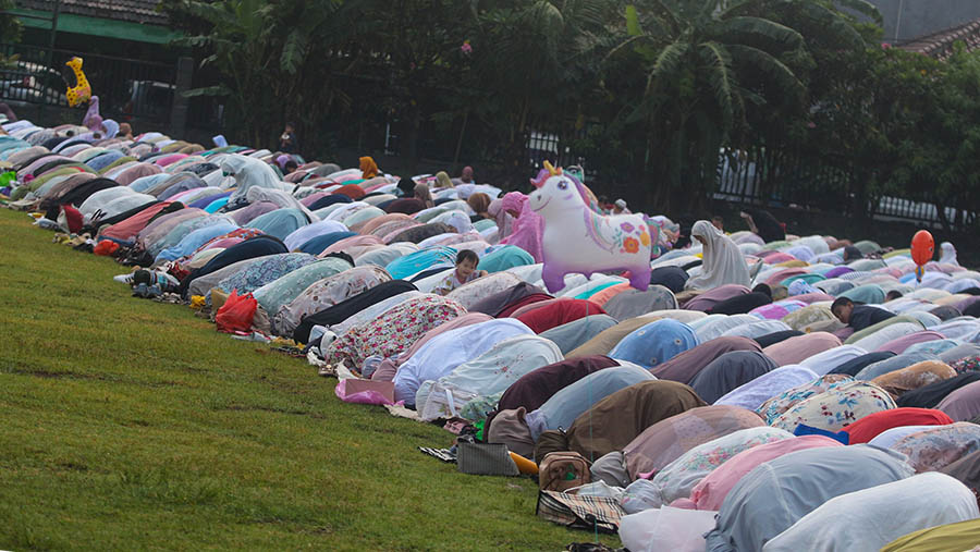 Umat muslim Muhammadiyah melaksanakan Salat IdulFitri di Lapangan Bola Rempoa, Tangsel, Jumat (21/4/2023). (Bloomberg Technoz/ Andrean Kristianto)