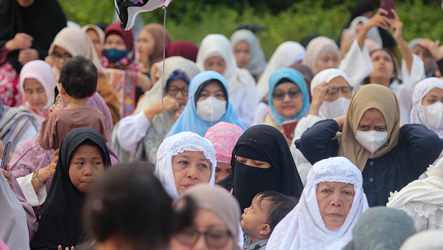 Umat muslim Muhammadiyah melaksanakan Salat IdulFitri di Lapangan Bola Rempoa, Tangsel, Jumat (21/4/2023). (Bloomberg Technoz/ Andrean Kristianto)