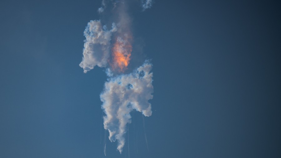 Pesawat luar angkasa Starship SpaceX, meledak setelah lepas landas di Texas. (Sumber: Bloomberg)