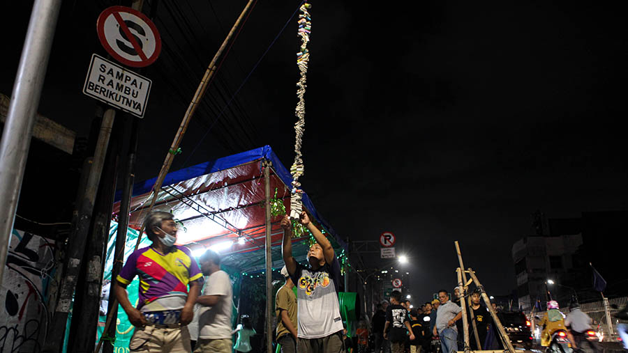 Tak hanya menabuh bedug, suara petasan juga mewarnai perayaan malam takbiran di jalan Tambak ini. (Bloomberg Technoz/ Andrean Kristianto)