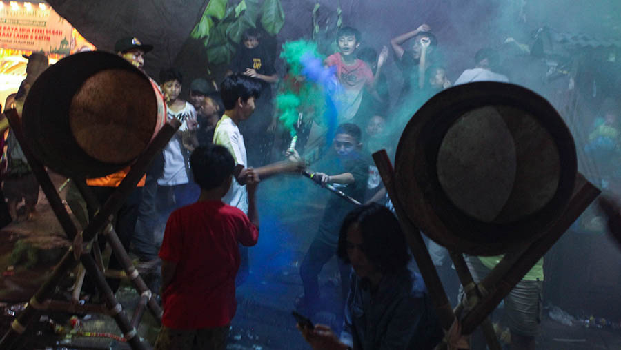 Warga merayakan malam takbiran di kawasan Jalan Tambak, Manggarai, Jakarta, Jumat (21/4/2023). (Bloomberg Technoz/ Andrean Kristianto)