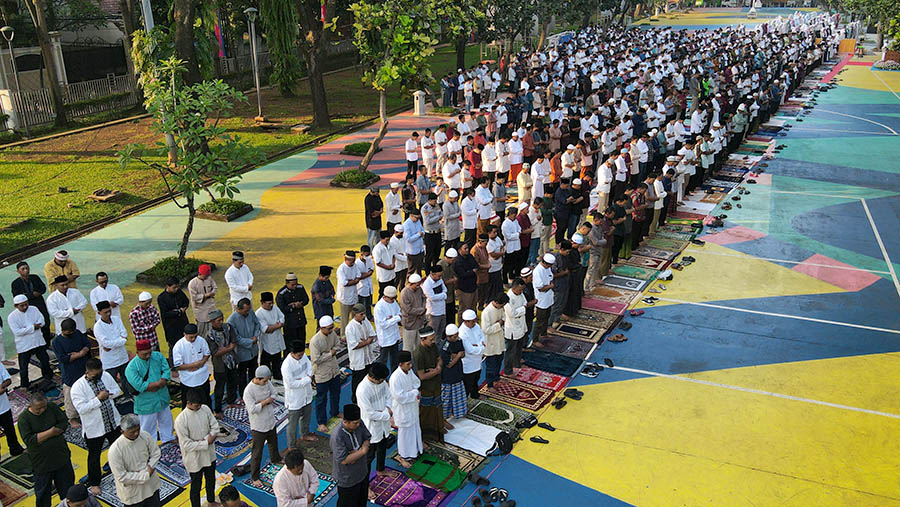 Ratusan umat Islam melaksanakan salat Idulfitri di Taman Menteng, Jakarta, Sabtu (23/4/2023). (Bloomberg Technoz/ Andrean Kristianto)