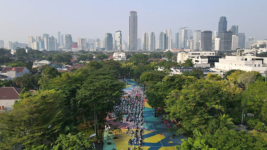 Lapangan terbuka di Taman Menteng dipilih karena dapat menampung umat lebih banyak. (Bloomberg Technoz/ Andrean Kristianto)