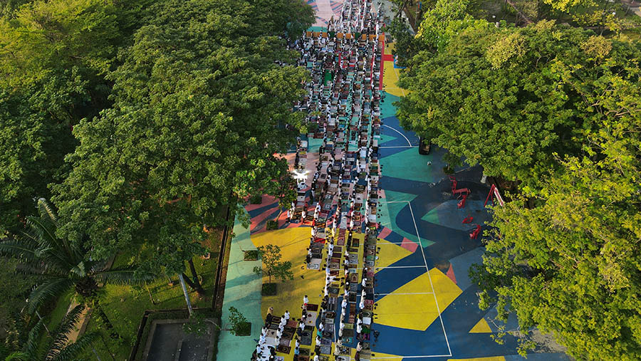 Pantauan Bloomberg Technoz di lokasi, salat dimulai pukul 07.00 pagi hari. (Bloomberg Technoz/ Andrean Kristianto)