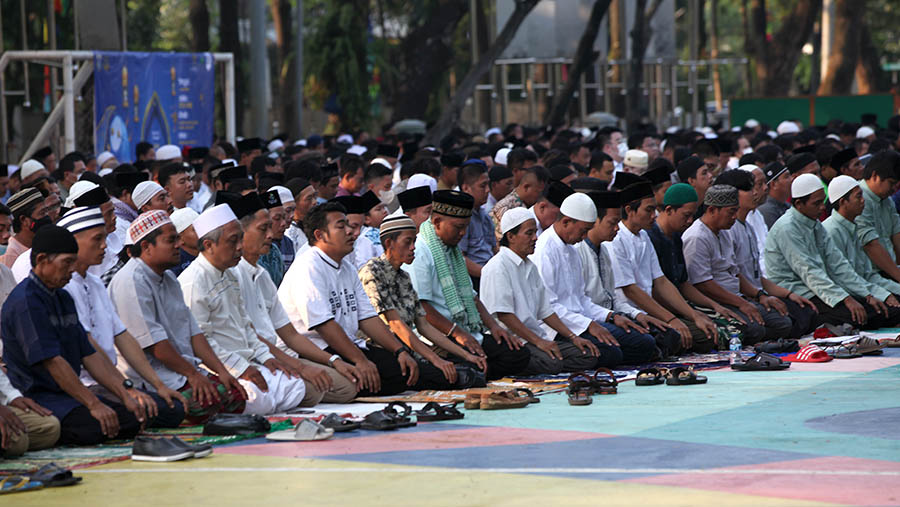 Perayaan Hari raya Idulfitri ini berbeda dengan  warga Muhammadiyah telah melaksanakan salat Idulfitri kemarin.(Bloomberg Technoz/ Andrean Kristianto)