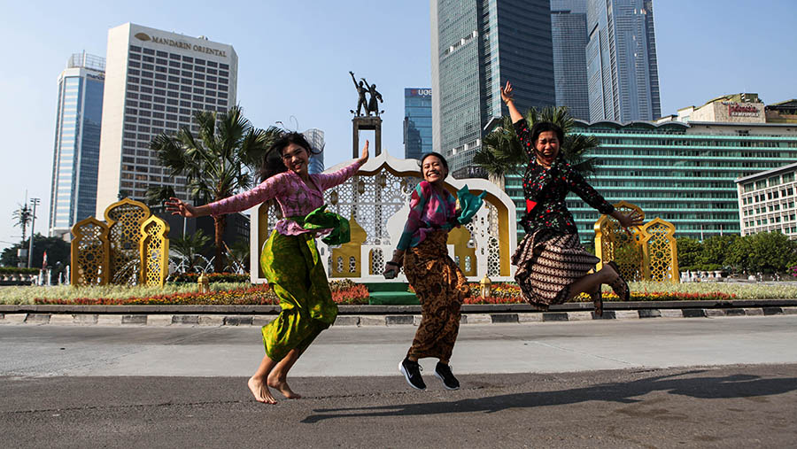 Warga berfoto konsep saat hari libur Idulfitri di kawasan Bundaran HI, Jakarta, Sabtu (22/4/2023). (Bloomberg Technoz/ Andrean Kristianto)