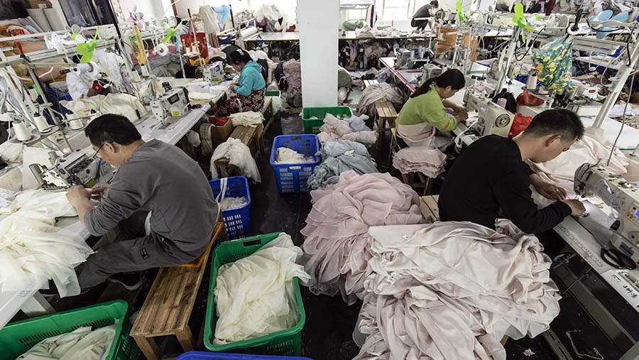 Ilustrasi buruh pabrik garmen. (Qilai Shen/Bloomberg)