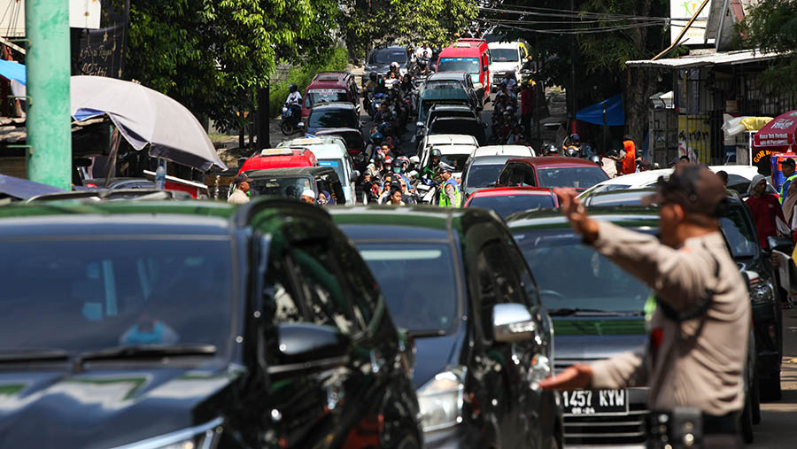 Suasana kemacetan menuju pintu masuk Taman Margasatwa Ragunan, Jakarta, Minggu (23/4/2023). (Bloomberg Technoz/ Andrean Kristianto)