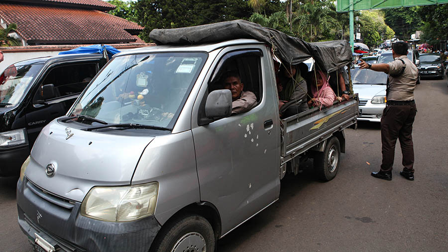 Beberapa pengunjung datang ada yang menggunakan mobil pikap, angkutan umum yang disewa hingga bajaj. (Bloomberg Technoz/ Andrean Kristianto)