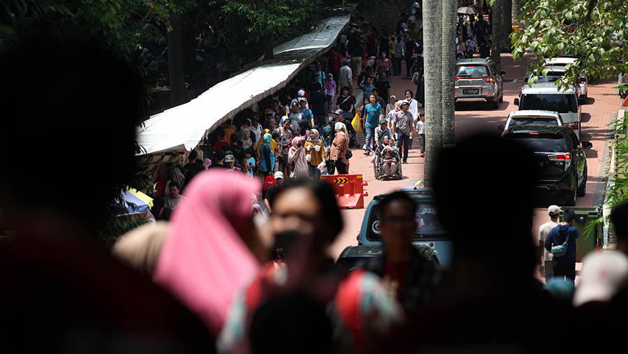 Pada H+1 lebaran, Taman Margasatwa Ragunan ramai dikunjungi oleh warga yang ingin berlibur.  (Bloomberg Technoz/ Andrean Kristianto)