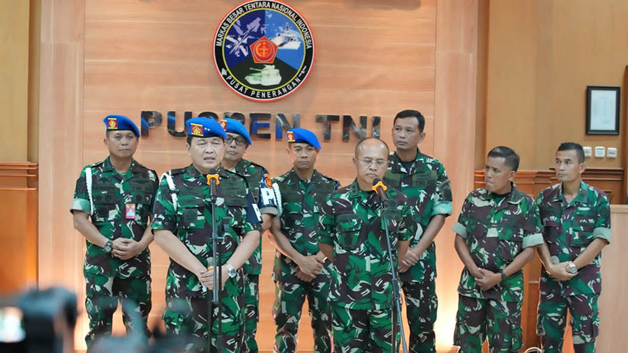 Kapuspen TNI Laksda TNI Julius Widjojono (depan kanan). (Dok. Puspen TNI)