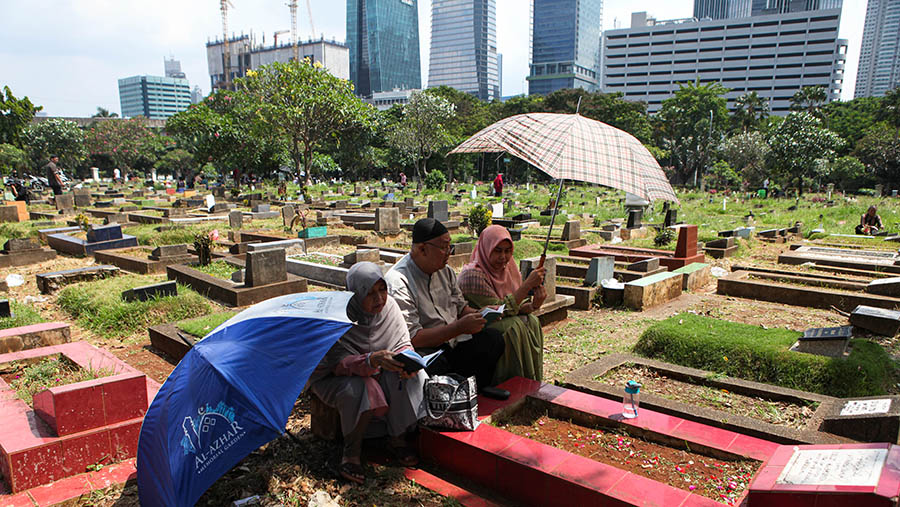 Aktivitas ini dianggap sebagai wujud penghormatan, pengenangan, dan doa bagi para almarhum yang telah meninggal.(Bloomberg Tehnoz/ Andrean Kristianto)