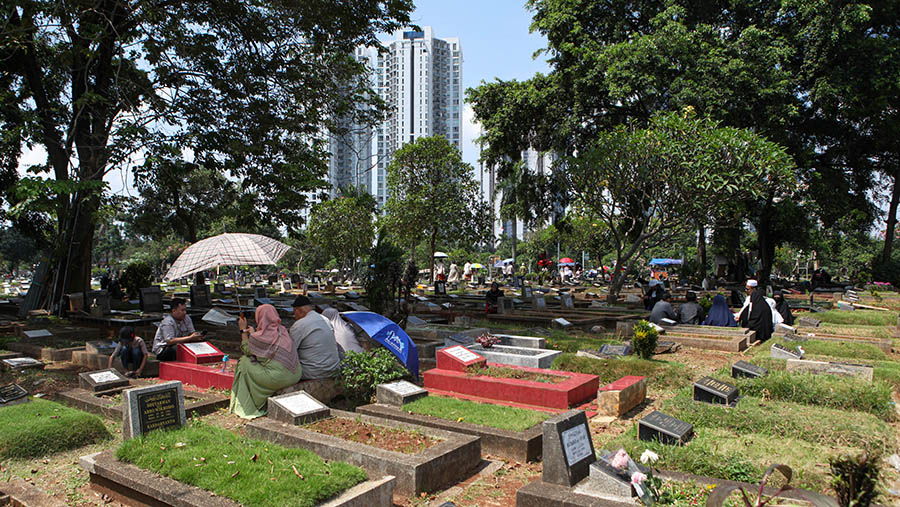 Warga berziarah makam kerabat di Tempat Pemakaman Umum (TPU) Menteng Pulo, Sabtu (22/4/2023). (bloomberg Tehnoz/ Andrean Kristianto)